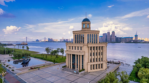 武汉汉口江滩的渡江博物馆