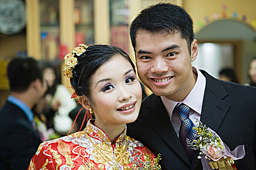 新婚夫妇,看镜头,微笑,新娘,衣服,传统,中国人