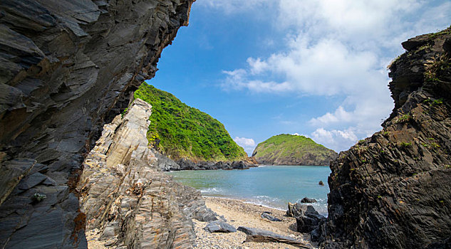 大自然的岩石与碧海蓝天的美丽海湾