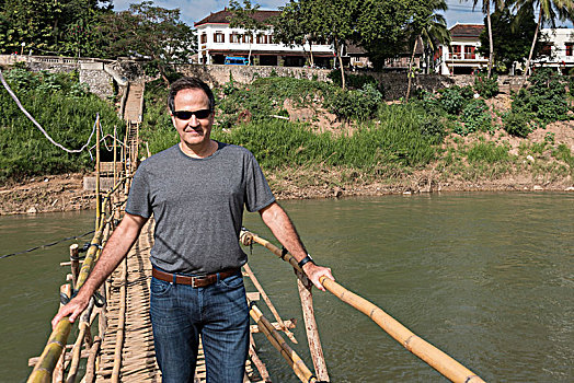 站立,男人,竹子,桥,河,琅勃拉邦,老挝