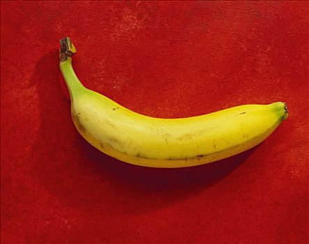 香蕉,红色背景