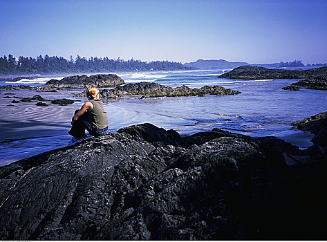 后视图,坐,女人,岩石上,水中,长滩,温哥华岛,加拿大