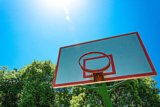 篮球架和篮板与蓝天