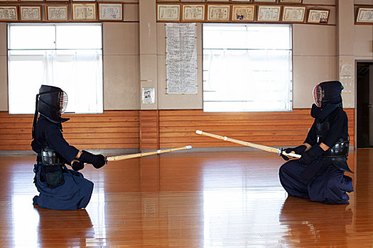 两个,日本,剑道,好斗,坐,相对,相互,木地板,穿,面具,拿着,木头,剑