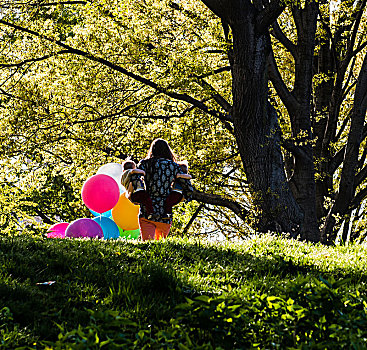 女人,双胞胎,婴儿,手臂,围绕,树,彩色,气球