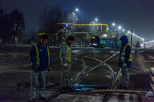 雪夜检修工人