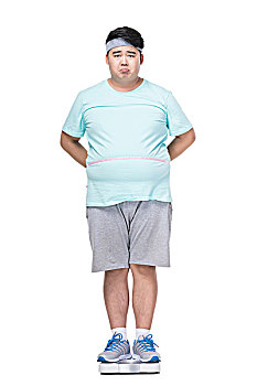 肥胖的年轻男子测体重
