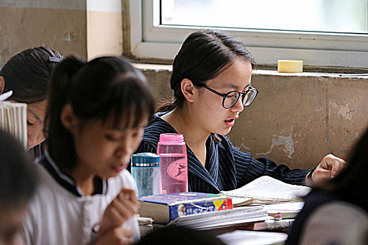 河南省滑县,早晨教室读书准备高考的高三学生