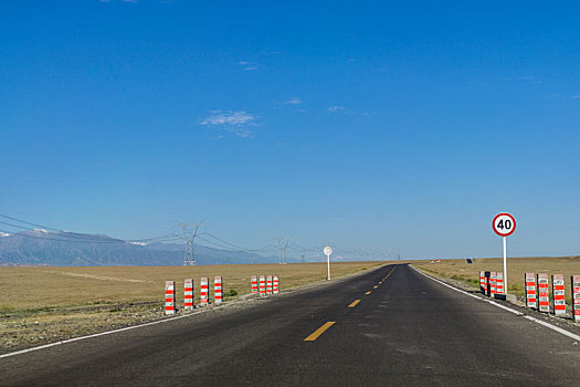 夏季新疆戈壁公路直行道汽车背景