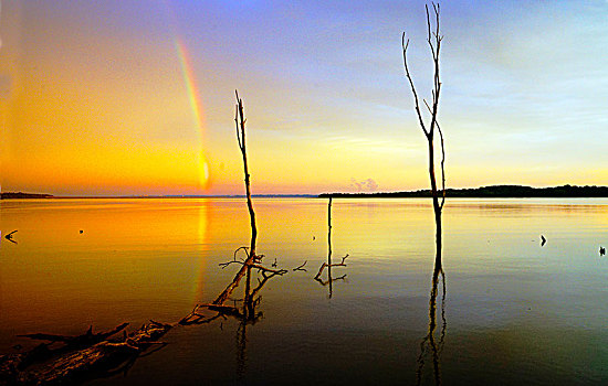 湖面落日下的彩虹