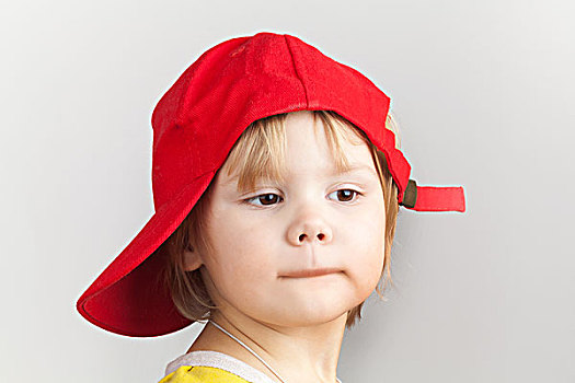 棚拍,肖像,有趣,女婴,红色,棒球帽,上方,灰色,墙壁,背景