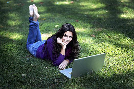 女人,躺着,草,使用笔记本,电脑