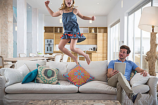 女孩,跳跃,半空,客厅,沙发,父亲