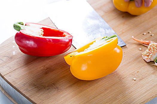 切菜,红色和黄色的彩椒,以及西兰花,在厨房做菜
