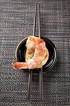 宽沟对虾,白色背景,面包,筷子