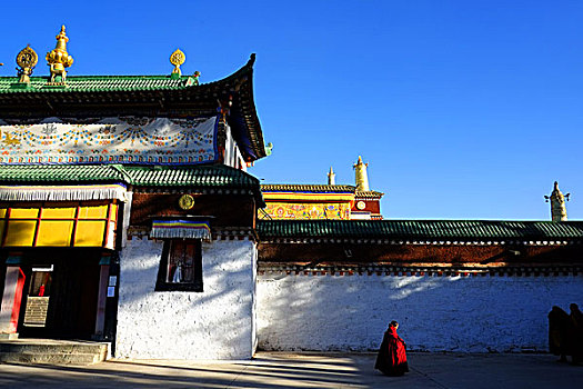 四川西部,色达,藏区,雪山,蓝天,云彩,佛塔,寺院,草原,雪,冰河