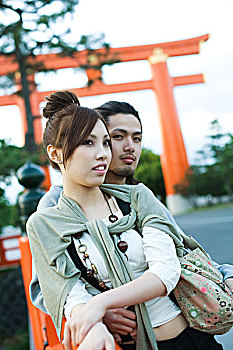 年轻,情侣,倚靠,栏杆,一起,传统,日本,鸟居,背景