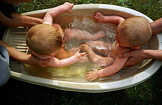 两个,婴儿,浴,浴缸
