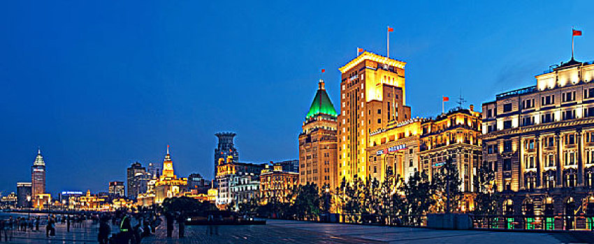 上海外滩滨江观光平台和著名历史建筑在夜幕下的靓丽景色