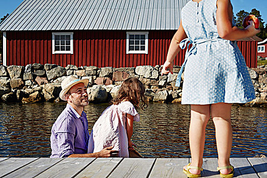 父亲,两个女孩,码头,瑞典