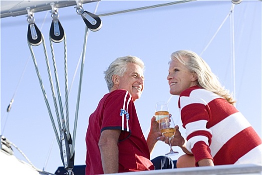 夫妻,红色,t恤,坐,甲板,游艇,停泊,港口,码头,拿着,葡萄酒杯,香槟,微笑,仰视