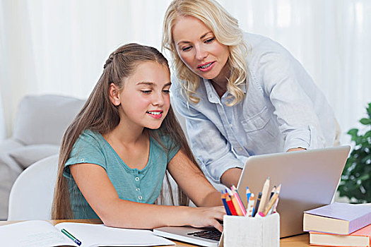 母亲,帮助,女儿,家庭作业,笔记本电脑