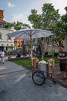 泰国清迈古城三王纪念碑广场上卖冰琪凌的小车