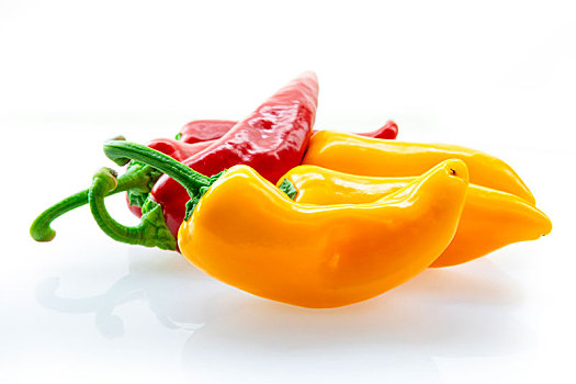 红色与黄色的新鲜甜椒在白色的背景
