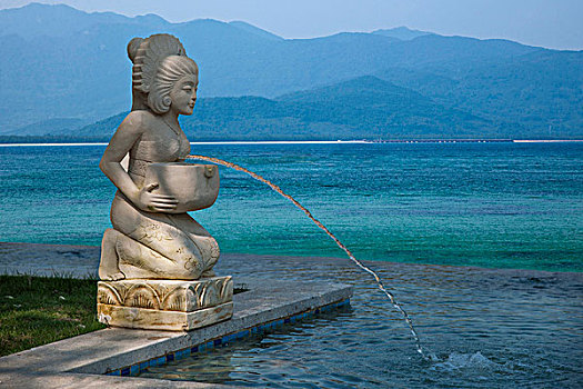 海南屯昌天湖半岛会所水池边的喷水仕女佛像