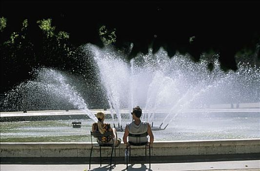 法国,巴黎,坐,夫妇,喷泉