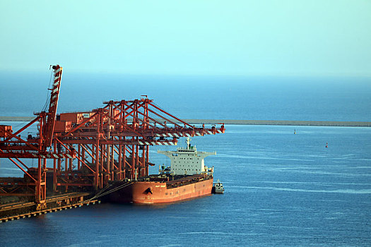 山东省日照市,蓝天碧海映衬下的港口运输生产繁忙有序