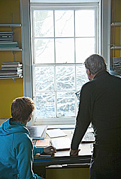 后视图,两个男人,学习,房间,向外看,窗