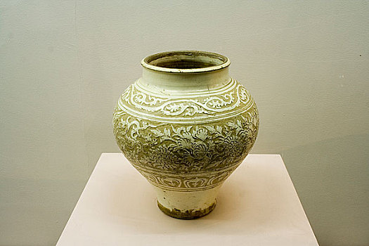 内蒙古博物馆陈列元代飞凤纹白釉剔花罐