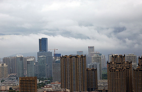 山东省日照市,云绕卧龙山犹如人间仙境,气象部门发布暴雨蓝色预警提醒市民加强防范