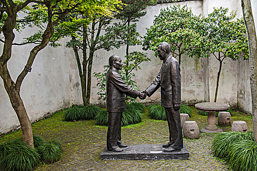 苏州掘政园展示的人物雕塑