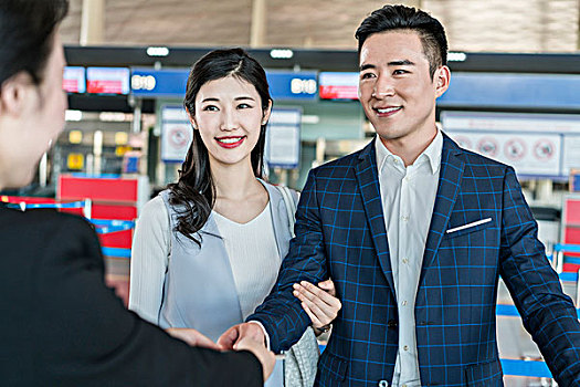 年轻情侣在机场出示护照