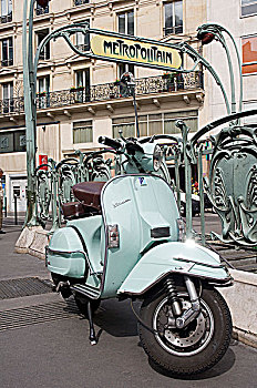 低座小摩托,摩托车,停放,户外,地铁站,巴黎,法兰西岛,法国