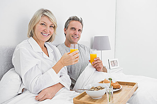 幸福伴侣,橙汁,床上早餐,看镜头