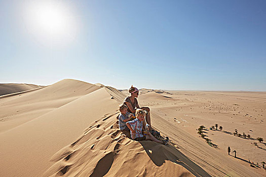 母亲,儿子,坐,沙丘,纳米比诺克陆夫国家公园,非洲