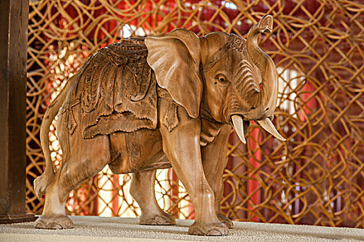 海南屯昌天湖半岛会所里的木雕大象