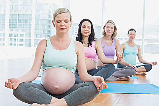 孕妇,瑜伽课,坐,垫子,闭眼