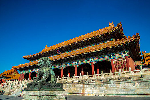 北京故宫博物院太和门前的铜狮子