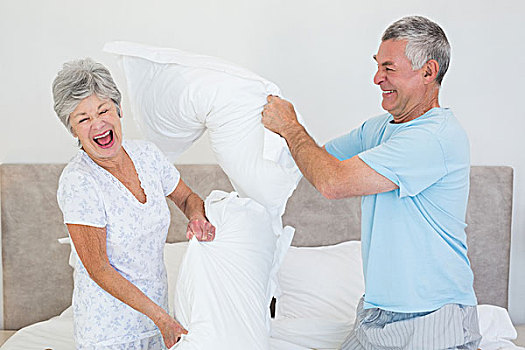老年,夫妻,枕头仗,床上
