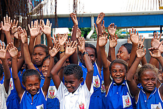所罗门群岛,美拉尼西亚,男生,女生,穿,蓝色,校服,盾徽,学校,抬起,抬手,高