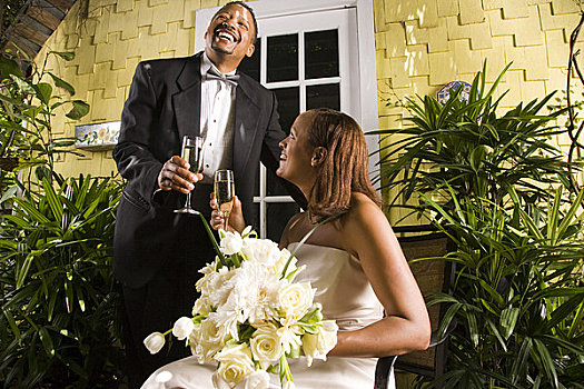 高兴,美国黑人,新郎,新娘,祝酒,香槟酒杯,户外,内庭,结婚日