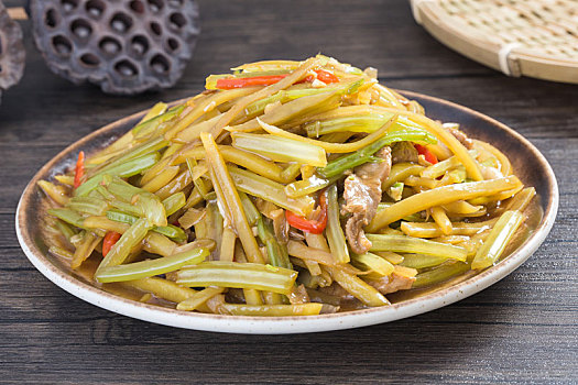 中式家常菜肴芹菜肉炒土豆条