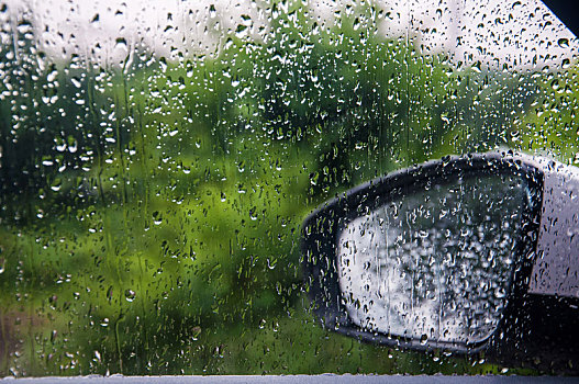 雨天车窗玻璃外的后视镜特写
