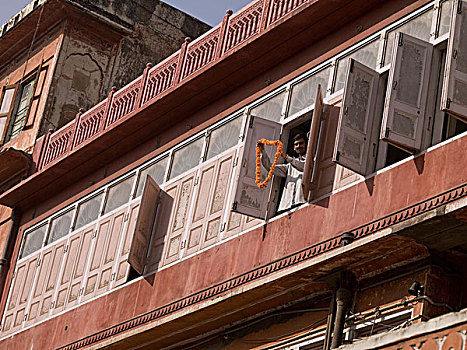 站立,男人,窗边,拿着,花环,斋浦尔,拉贾斯坦邦,印度