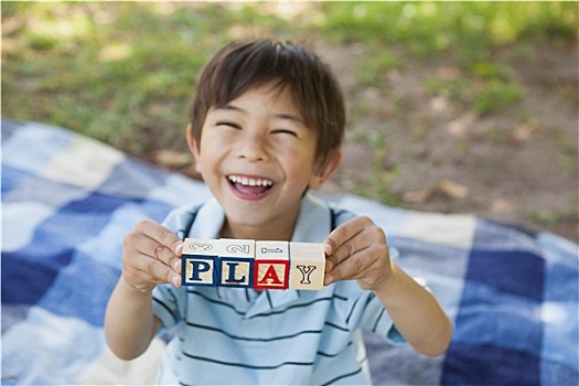 高兴,男孩,拿着,方形,字母,玩,公园