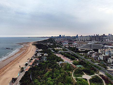 山东省日照市,初夏海滨凉风习习,沙滩洁净海水清澈让人心旷神怡